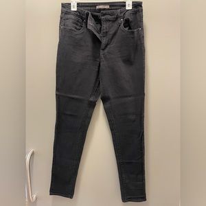 Black High Rise Skinny Levi’s. 32W 32L